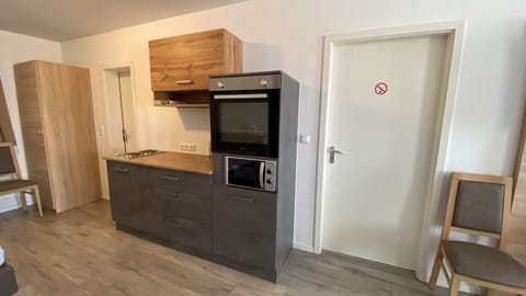 Basic Studio | Desk, soundproofing, free WiFi, bed sheets