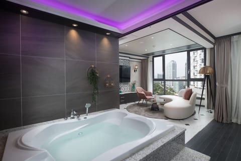 Private spa tub