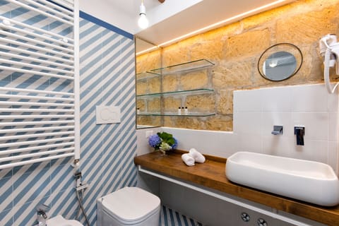 Camera Matrimoniale Comfort 1 | Bathroom | Separate tub and shower, hair dryer, bidet, towels