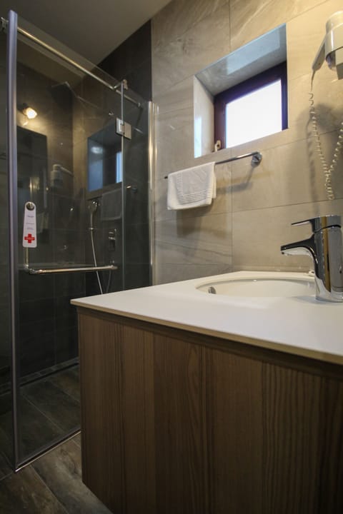 Double Room | Bathroom | Shower, free toiletries, hair dryer, bathrobes