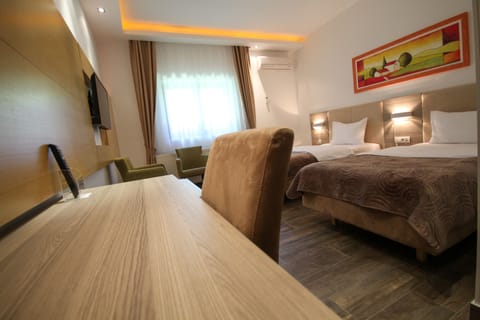 Twin Room | Premium bedding, minibar, in-room safe, desk