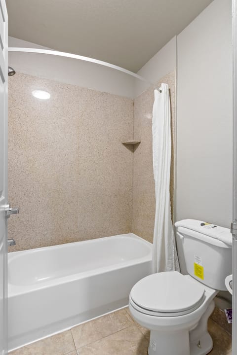 Combined shower/tub, free toiletries, hair dryer, towels