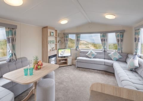 Chalet | Living room | 30-inch TV with digital channels, fireplace, DVD player