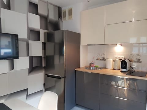 Apartment | Private kitchenette | Fridge, stovetop, electric kettle, cookware/dishes/utensils