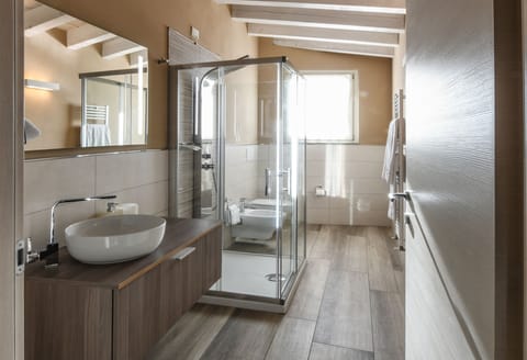 Apartment (5 Adults Apt 27) | Bathroom | Shower, rainfall showerhead, free toiletries, hair dryer