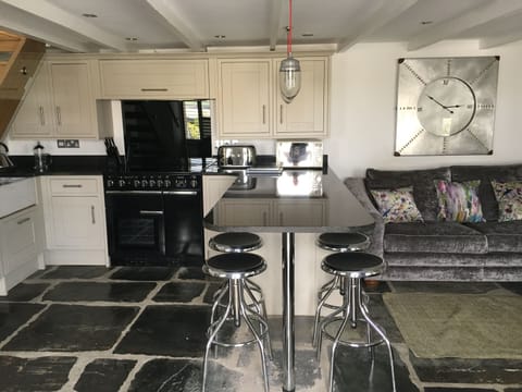 Cottage, Private Bathroom, River View | Interior