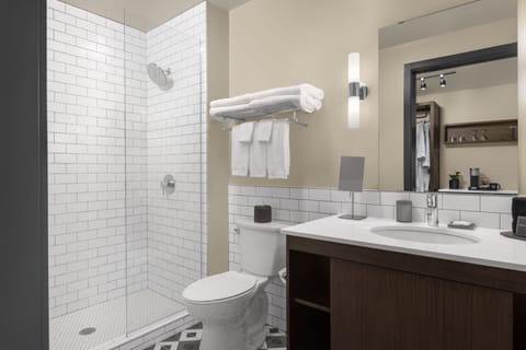 Deluxe Room, 1 King Bed (Deluxe King) | Bathroom | Designer toiletries, bathrobes, towels