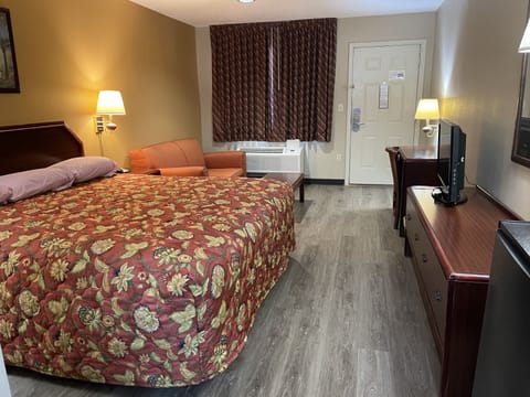 Standard Room, 1 King Bed | Desk, free WiFi, bed sheets