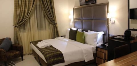 Signature Room | In-room safe, free WiFi, bed sheets