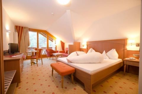 Superior Double Room, Balcony | In-room safe, desk, cribs/infant beds, rollaway beds