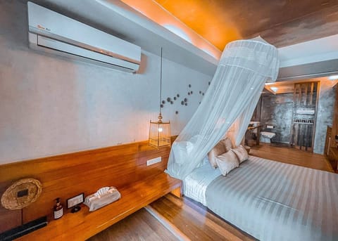 Superior Beachfront Room | Desk, laptop workspace, soundproofing, free WiFi