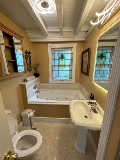 Comfort Suite, 1 Queen Bed, Jetted Tub, Courtyard View | Bathroom | Combined shower/tub, jetted tub, free toiletries, hair dryer