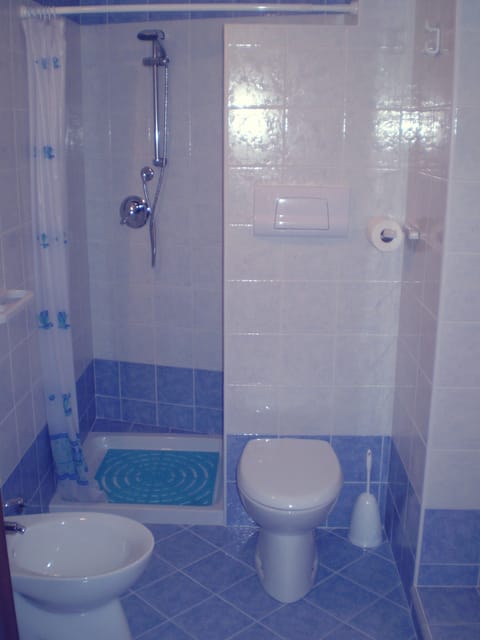 Romantic Double Room | Bathroom | Shower, rainfall showerhead, hair dryer, bidet