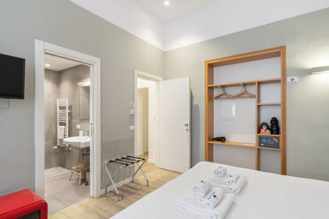 Deluxe Room | Minibar, in-room safe, desk, soundproofing