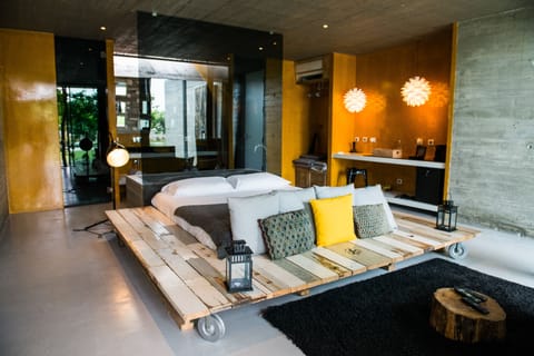 Superior Suite | Minibar, blackout drapes, soundproofing, free WiFi