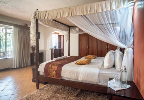 Executive Suite | Bathroom | Rainfall showerhead, free toiletries, hair dryer, bidet