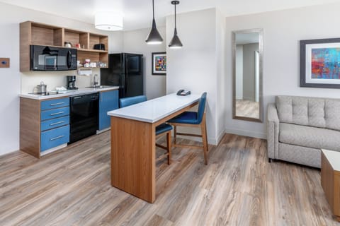 Suite, 1 Bedroom (1 Queen Bed) | In-room safe, desk, iron/ironing board, free WiFi