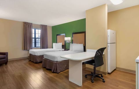 Studio, 2 Twin Beds, Non Smoking | Desk, iron/ironing board, free WiFi, bed sheets