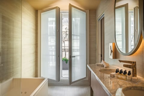 Family Suite | Bathroom | Free toiletries, hair dryer, bathrobes, slippers