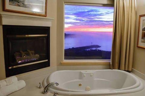 Pillowtop beds, in-room safe, desk, blackout drapes