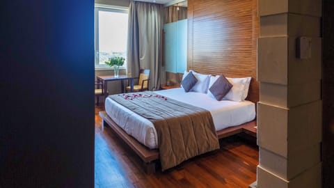 Grand Suite Experience | Minibar, in-room safe, desk, blackout drapes