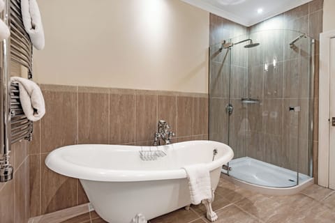 Deep soaking bathtub