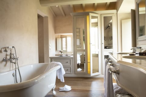 Junior Suite (Borgo) | Bathroom | Free toiletries, hair dryer, bathrobes, slippers