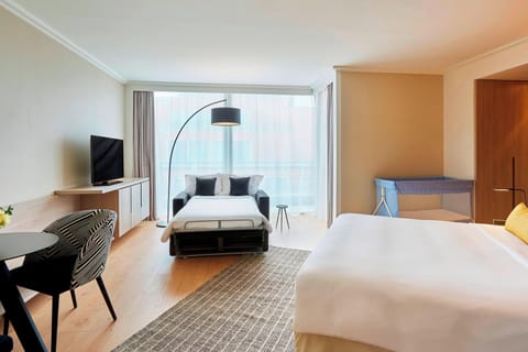 Junior Suite | Minibar, in-room safe, desk, soundproofing