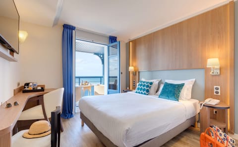 Superior Room, 1 Double Bed, Sea View | Minibar, in-room safe, desk, iron/ironing board