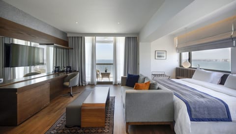 Junior Suite, Sea View | Premium bedding, in-room safe, desk, blackout drapes