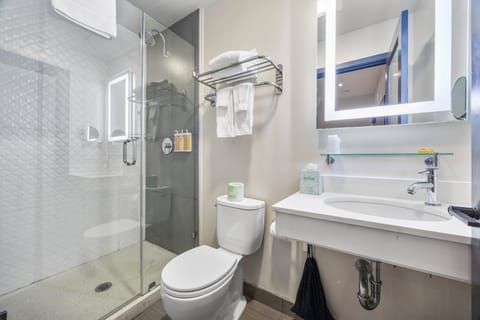 Standard Room, 1 Queen Bed | Bathroom | Shower, rainfall showerhead, free toiletries, hair dryer