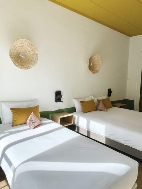 Triple Room | Desk, soundproofing, iron/ironing board, free WiFi