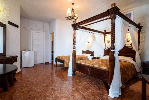 Triple Room | In-room safe, desk, soundproofing, iron/ironing board