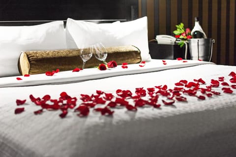 Junior Suite, 1 King Bed | Minibar, in-room safe, desk, soundproofing