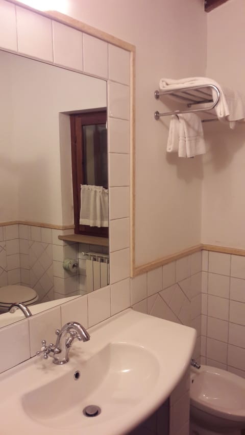 Premium Single Room | Bathroom | Free toiletries, hair dryer, bidet, towels