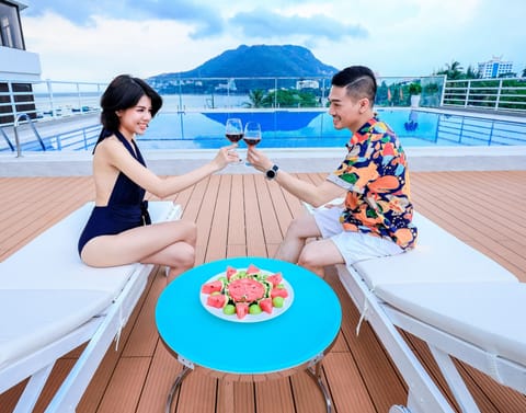 Outdoor pool, pool umbrellas, sun loungers