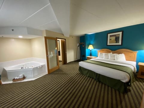 King Suite  | Desk, iron/ironing board, free WiFi, bed sheets