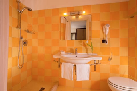 Single Room | Bathroom | Deep soaking tub, rainfall showerhead, free toiletries, hair dryer