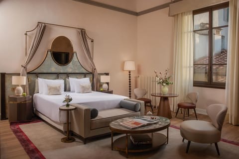 Junior Suite | Minibar, in-room safe, individually decorated, desk