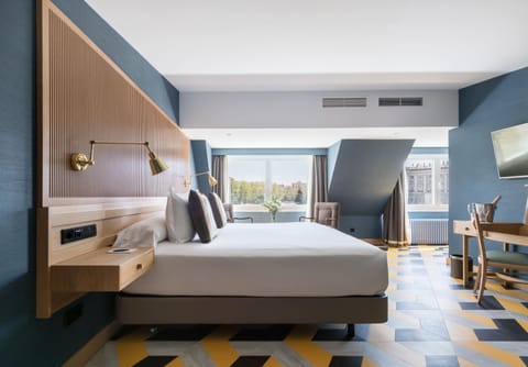 Suite | Minibar, in-room safe, individually decorated, desk