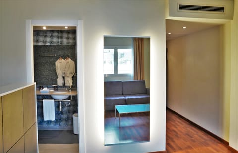 Deep soaking tub, free toiletries, hair dryer, towels