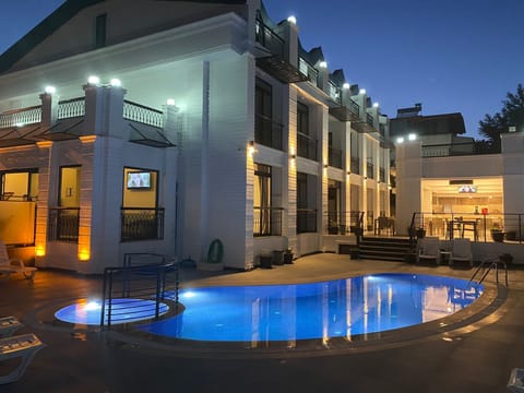 Outdoor pool, pool umbrellas, sun loungers