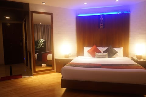 Club Room | Minibar, in-room safe, desk, laptop workspace