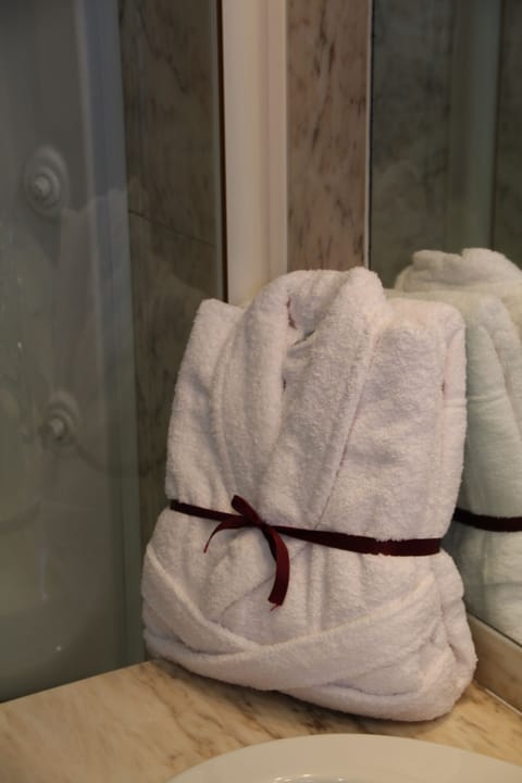 Junior Suite | Bathroom | Hair dryer, bidet, towels