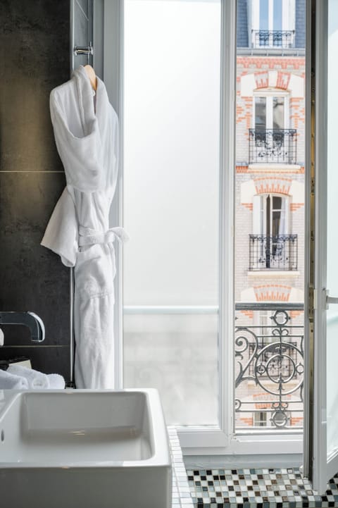 Combined shower/tub, free toiletries, hair dryer, slippers