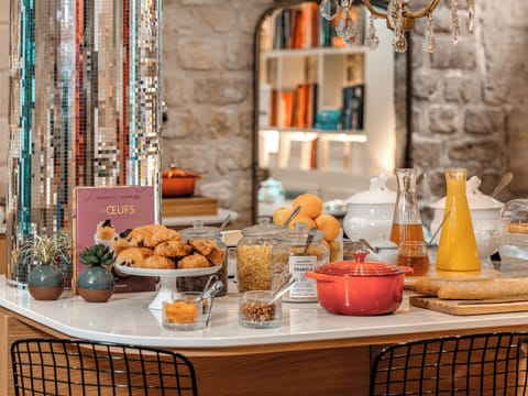Daily buffet breakfast for a fee