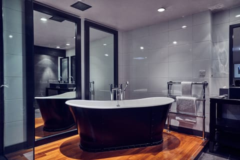Signature Suite | Bathroom | Free toiletries, hair dryer, towels, soap