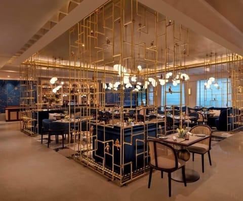 2 restaurants; breakfast, lunch, and dinner served