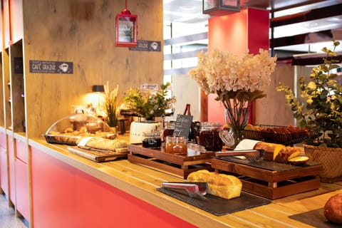 Daily buffet breakfast (CHF 19 per person)