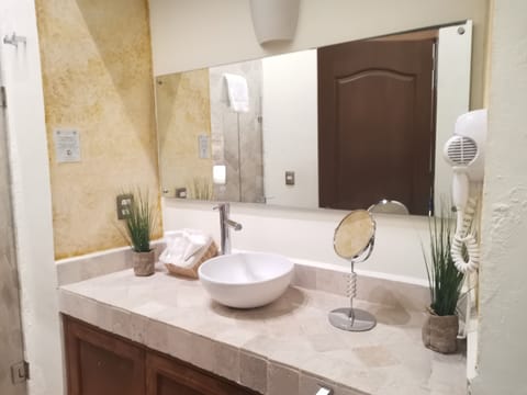 Design Studio Suite | Bathroom | Free toiletries, hair dryer, towels, soap